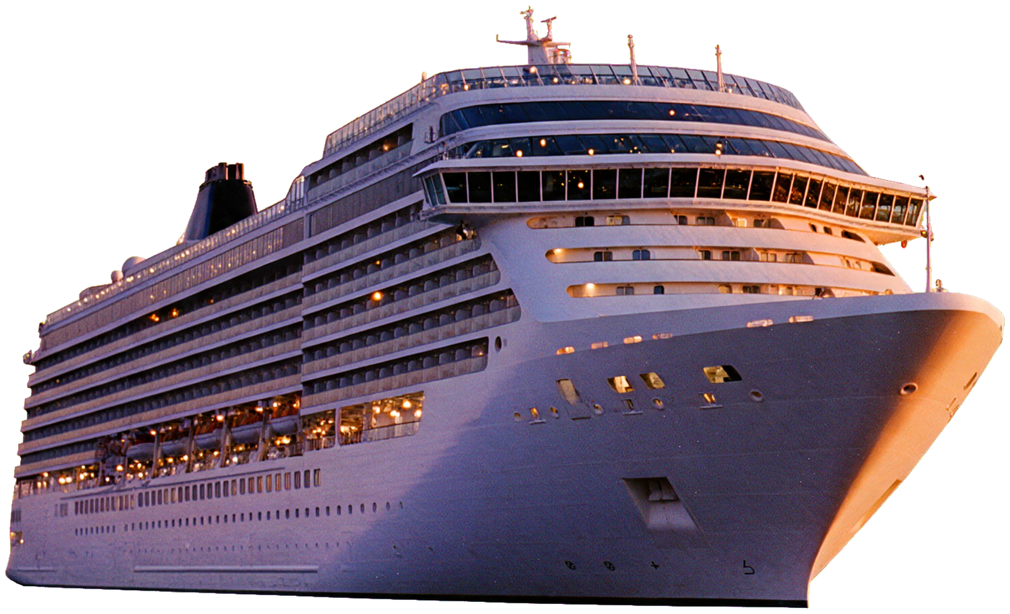 Un crucero blanco al anochecer navegando de frente hacia un mirador del Mediterráneo