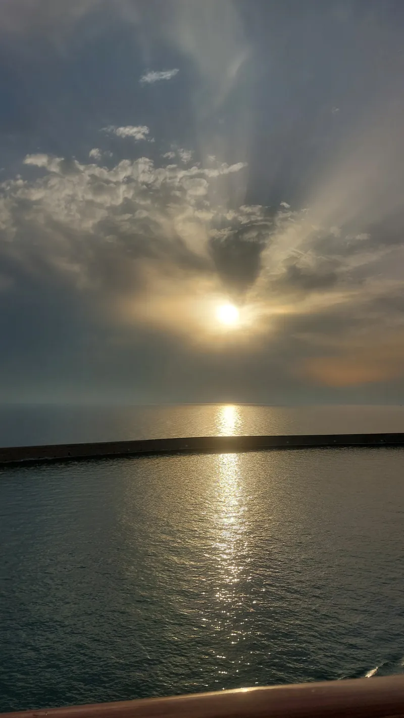 El sol sobre el mar visto desde la cubierta