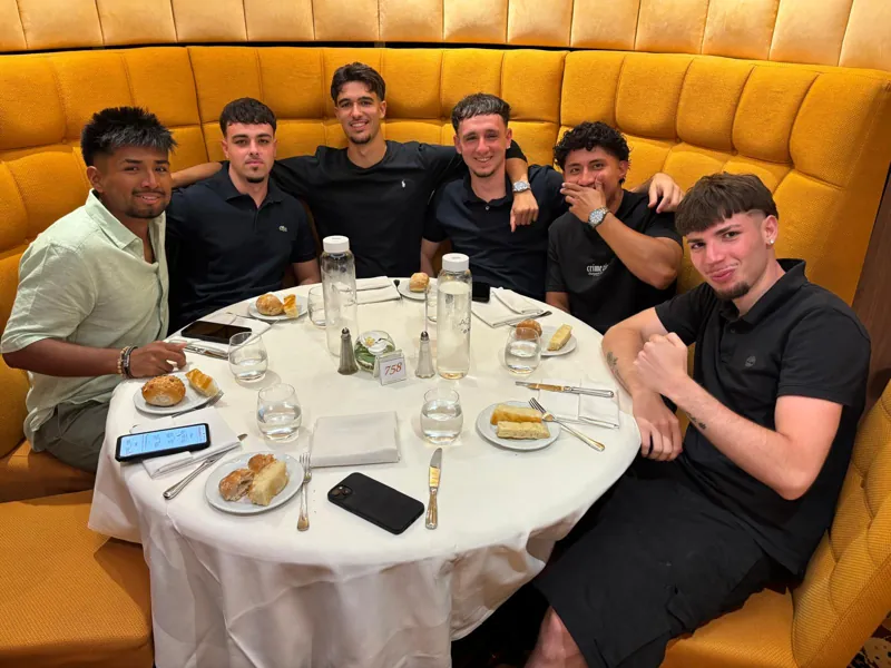 Los seis amigos cenando en el restaurante del barco