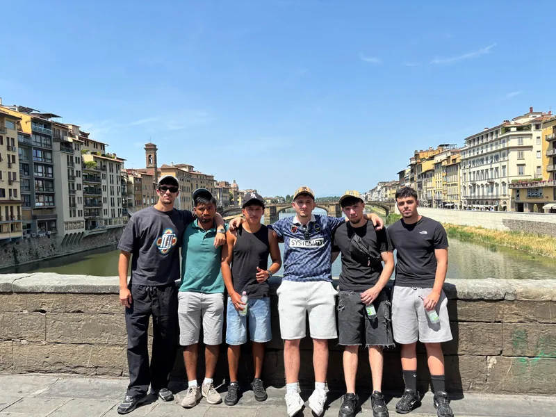 Alex y sus amigos junto al río Arno, en Florencia