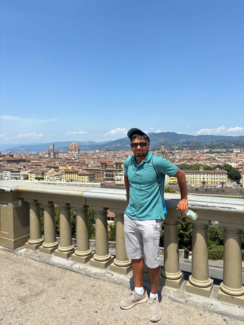 Alex en el mirador de Florencia, con la ciudad al fondo