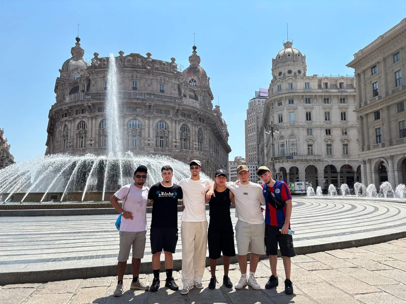 Alex y sus amigos en la plaza De Ferrari de Génova, junto a la fuente