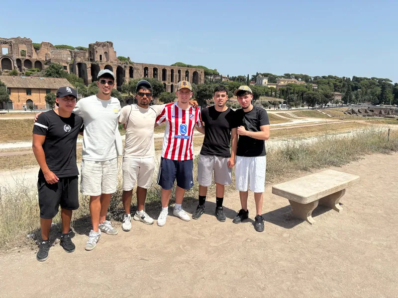 Alex y sus amigos en Roma, con las ruinas del Palatino detrás