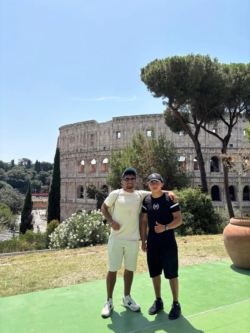 Alex con un amigo delante del Coliseo de Roma