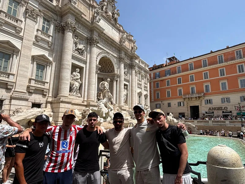 Alex y sus amigos delante de la Fontana di Trevi, en Roma