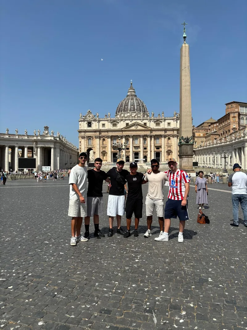 El grupo de amigos en la plaza de San Pedro, en el Vaticano